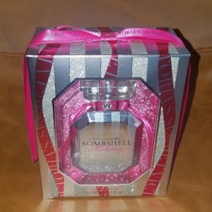 Victoria's Secret bombshell holiday